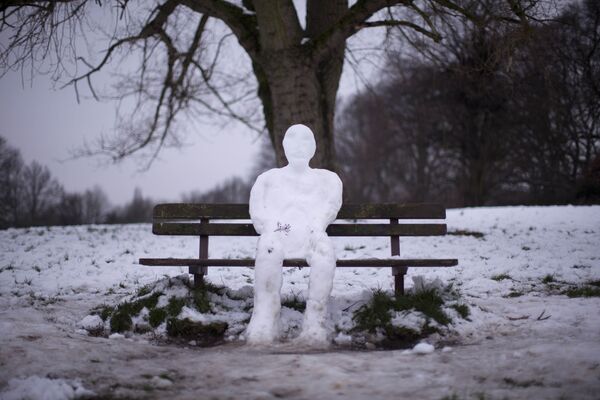 倫敦公園一個坐在長椅上的雪人 - 俄羅斯衛星通訊社