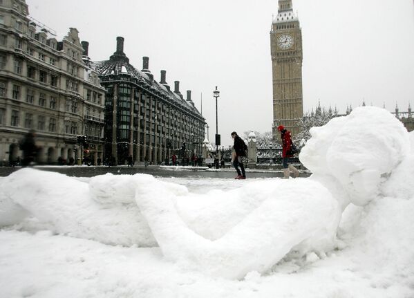 倫敦大本鐘對面一個躺著的雪人 - 俄羅斯衛星通訊社