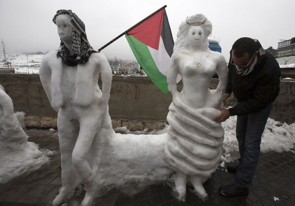 一名巴勒斯坦人在耶路撒冷堆雪人 - 俄羅斯衛星通訊社