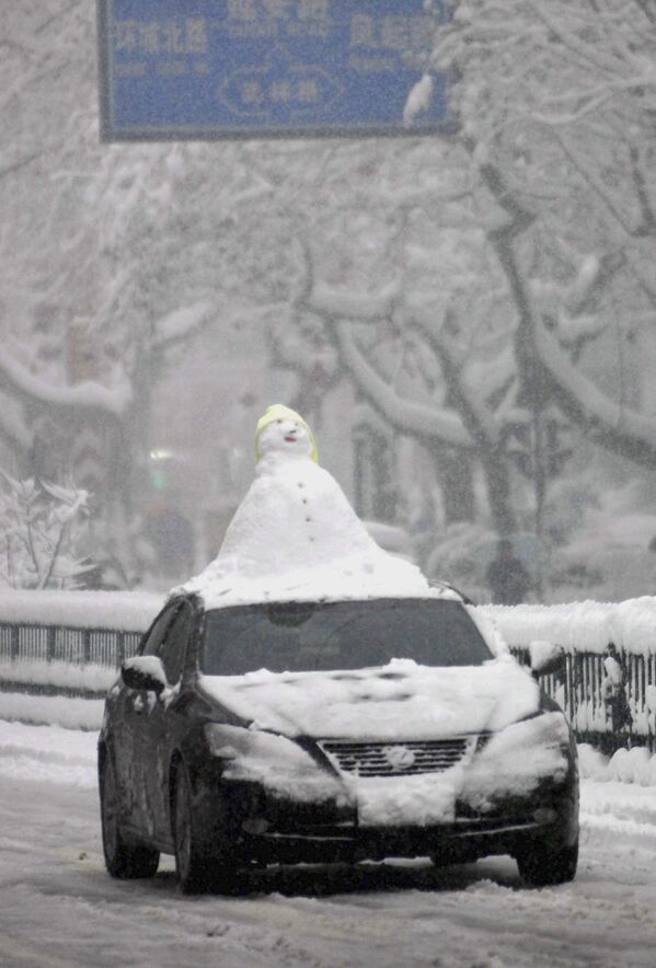 中國一輛汽車上的雪人 - 俄羅斯衛星通訊社