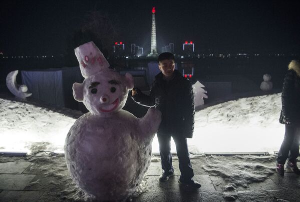 朝鮮平壤一個男孩與雪人合影 - 俄羅斯衛星通訊社