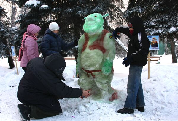 俄羅斯克拉斯諾亞爾斯克“雪人遊行”參與者在堆雪人 - 俄羅斯衛星通訊社