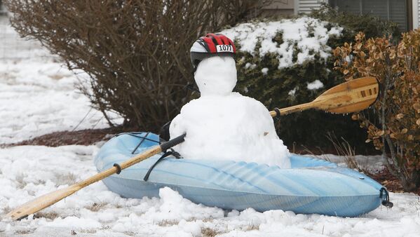 美國一個坐在皮艇里的雪人 - 俄羅斯衛星通訊社