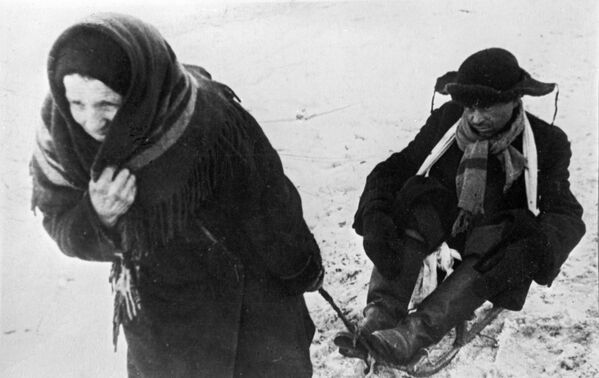 女子用雪橇拉著飢餓的丈夫 - 俄羅斯衛星通訊社