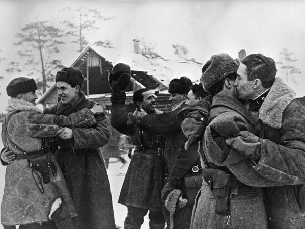 封鎖解除！1943年1月18日，列寧格勒和沃爾霍夫戰線戰士會面。 - 俄羅斯衛星通訊社