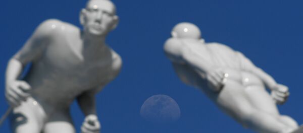 Скульптуры спортсменов на одной из улиц в Пхенчхане - 俄羅斯衛星通訊社