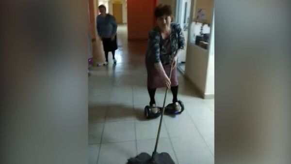67歲老奶奶騎平衡車擦地板 - 俄羅斯衛星通訊社
