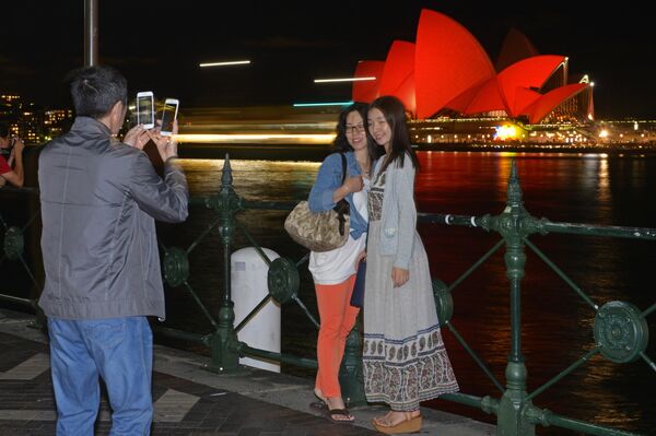 Chinese tourists take photos in front of the Sydney Opera House Chinese tourists take photos in front of the Sydney Opera House - 俄羅斯衛星通訊社