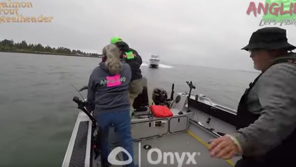美国三名捕鱼者在快艇撞来瞬间跃入冰河逃生 - 俄罗斯卫星通讯社