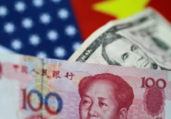 起初,影子銀行是人民對傳統銀行業沒有靈活性的回應。對儲戶來說,把錢存在中國各個銀行中從來都不是有利可圖的,因為1.8%至2%的年息差不多僅僅能夠抵消通貨膨脹率。而對於私人借貸者,去銀行請求貸款通常來說也沒有甚麼前景:中國的各個銀行喜歡把資金出借給國家集團,因為國家集團有政府背書,而小微企業以及基本上沒有甚麼貸款歷史的居民難以獲得銀行貸款。 起初,影子銀行是人民對傳統銀行業沒有靈活性的回應。對儲戶來說,把錢存在中國各個銀行中從來都不是有利可圖的,因為1.8%至2%的年息差不多僅僅能夠抵消通貨膨脹率。而對於私人借貸者,去銀行請求貸款通常來說也沒有甚麼前景:中國的各個銀行喜歡把資金出借給國家集團,因為國家集團有政府背書,而小微企業以及基本上沒有甚麼貸款歷史的居民難以獲得銀行貸款。 - 俄羅斯衛星通訊社