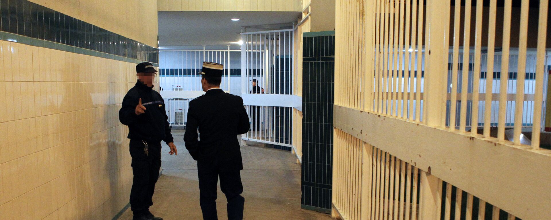 Prison staff walking in a hallway of the Borgo prison center, on the French island of Corsica - 俄罗斯卫星通讯社, 1920, 13.12.2021