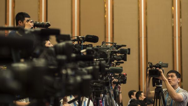 Chinese journalists stand by their video cameras - 俄罗斯卫星通讯社