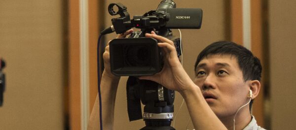 Chinese journalists stand by their video cameras - 俄羅斯衛星通訊社