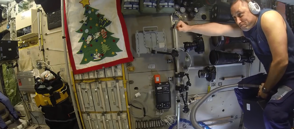 俄宇航员在国际空间站“乘坐吸尘器试飞” - 俄罗斯卫星通讯社