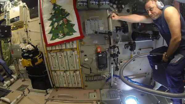 俄宇航员在国际空间站“乘坐吸尘器试飞” - 俄罗斯卫星通讯社
