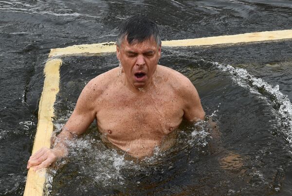 美国驻俄大使在莫斯科郊外新耶路撒冷修道院冰水沐浴 - 俄罗斯卫星通讯社