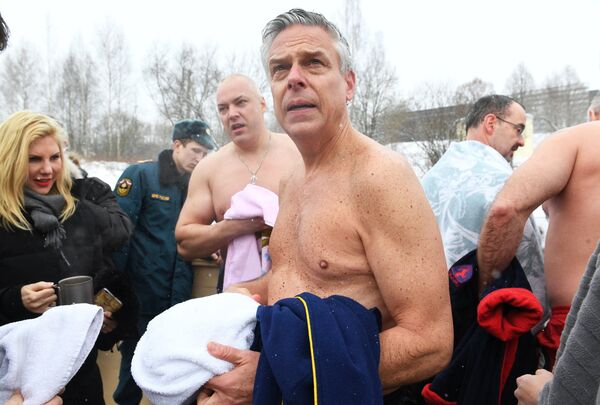 美国驻俄大使在莫斯科郊外新耶路撒冷修道院冰水沐浴 - 俄罗斯卫星通讯社