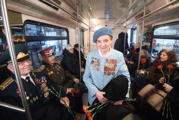 列车首批乘客为二战老兵及俄罗斯未来的捍卫着——军校学员、青少年军成员及其他特设机构学员。 - 俄罗斯卫星通讯社
