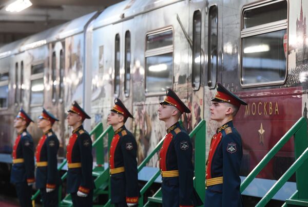 隆重的主题列车启用仪式上，主办方用军歌迎接到访宾客。 - 俄罗斯卫星通讯社