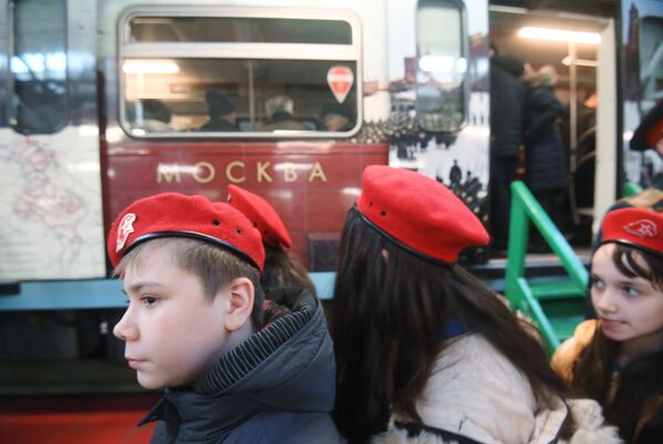 首辆伟大卫国战争胜利主题列车于2015年启用，庆祝战争胜利70周年。 - 俄罗斯卫星通讯社