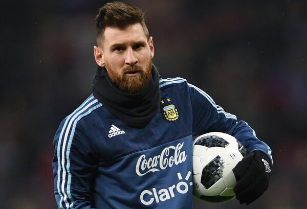 2018年世界杯官方用球发布仪式在莫斯科举行,五次获得最佳球员的梅西领衔众星现身。 2018年世界杯官方用球发布仪式在莫斯科举行,五次获得最佳球员的梅西领衔众星现身。 - 俄罗斯卫星通讯社