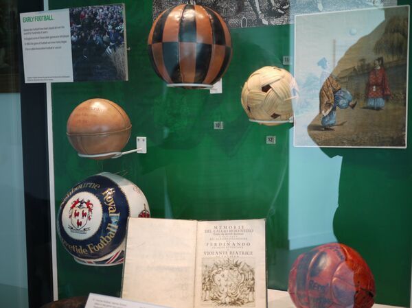 足球最早采用动物的膀胱和胃制成,后来开始使用动物皮。1970年墨西哥世界杯,阿迪达斯推出著名的电视之星黑白色块拼接球。 足球最早采用动物的膀胱和胃制成,后来开始使用动物皮。1970年墨西哥世界杯,阿迪达斯推出著名的电视之星黑白色块拼接球。 - 俄罗斯卫星通讯社