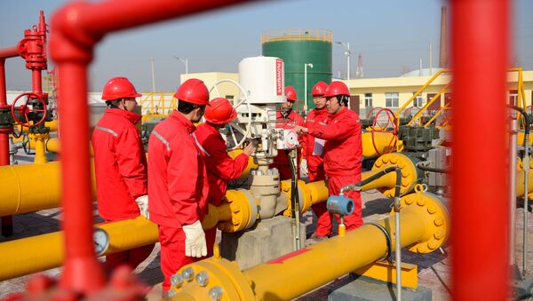 Sinopec workers test pipelines at a natural gas storage facility under construction, in Puyang - 俄罗斯卫星通讯社