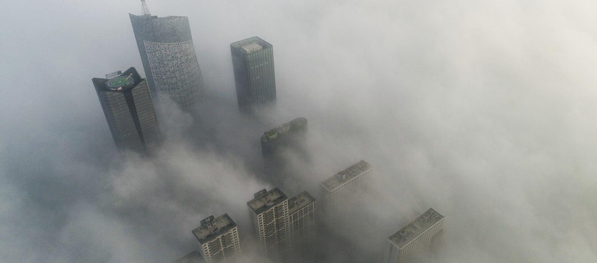 Skyscrapers are shrouded in fog in Hefei in eastern China's Anhui province - 俄罗斯卫星通讯社, 1920, 02.03.2020