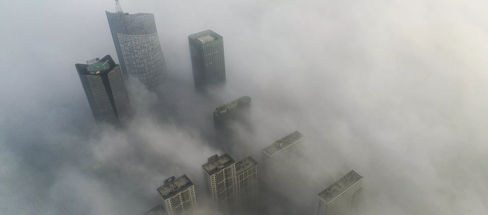 Skyscrapers are shrouded in fog in Hefei in eastern China's Anhui province - 俄羅斯衛星通訊社, 1920, 02.03.2020