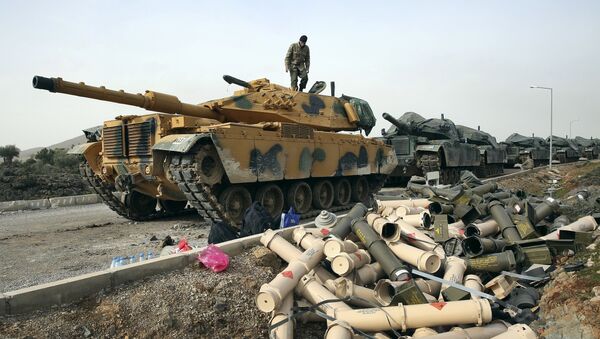 Turkish Army soldiers prepare their tanks next to empty shells at a staging area in the outskirts of the village of Sugedigi, Turkey, on the border with Syria - 俄羅斯衛星通訊社