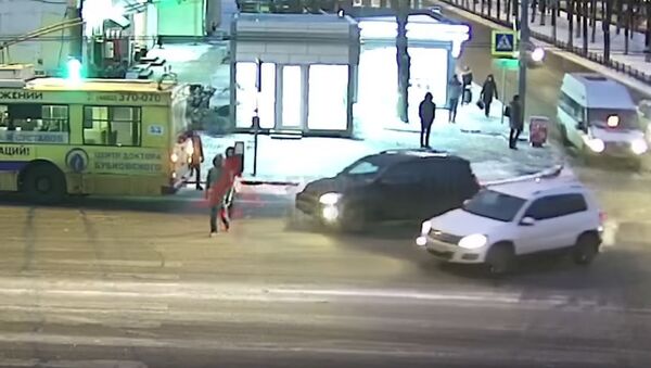 雅罗斯拉夫一名妇女被车撞倒后起身就走 - 俄罗斯卫星通讯社