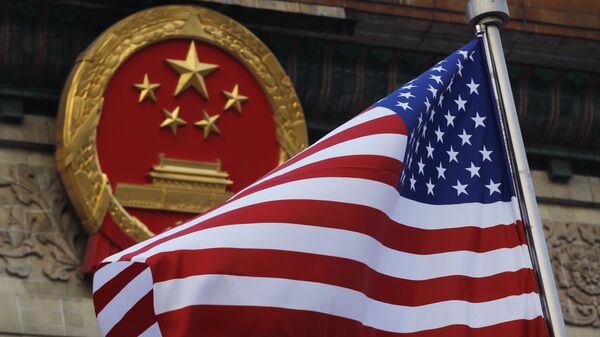 An American flag is flown next to the Chinese national emblem - 俄罗斯卫星通讯社