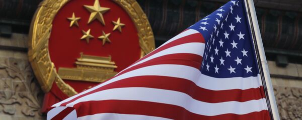 An American flag is flown next to the Chinese national emblem - 俄罗斯卫星通讯社