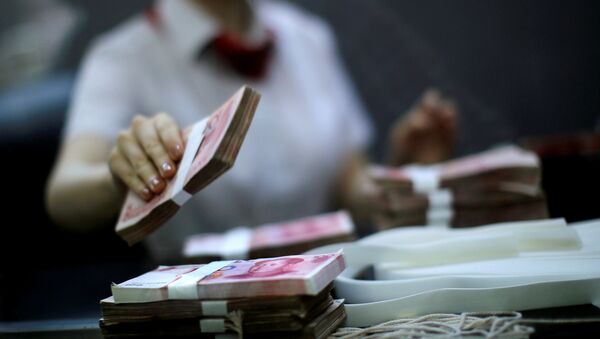 Employee of the Industrial and Commercial Bank of China Ltd counts money at one of the bank's branches - 俄罗斯卫星通讯社
