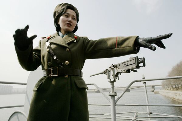 “普韦布洛”号试图开向中立水域，但朝鲜军舰向其甲板开火后，它不得不投降。 - 俄罗斯卫星通讯社