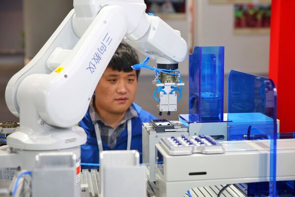 根据该规划，中国人工智能领域到2020年前将聚集228亿美元的资金，到2025年前，将跃居世界第一，资本额将达600亿美元，到2030年前，将高达1500亿美元。 - 俄罗斯卫星通讯社