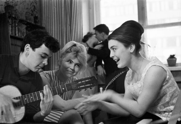 大學生們在吉他伴奏下演唱，1965年 - 俄羅斯衛星通訊社