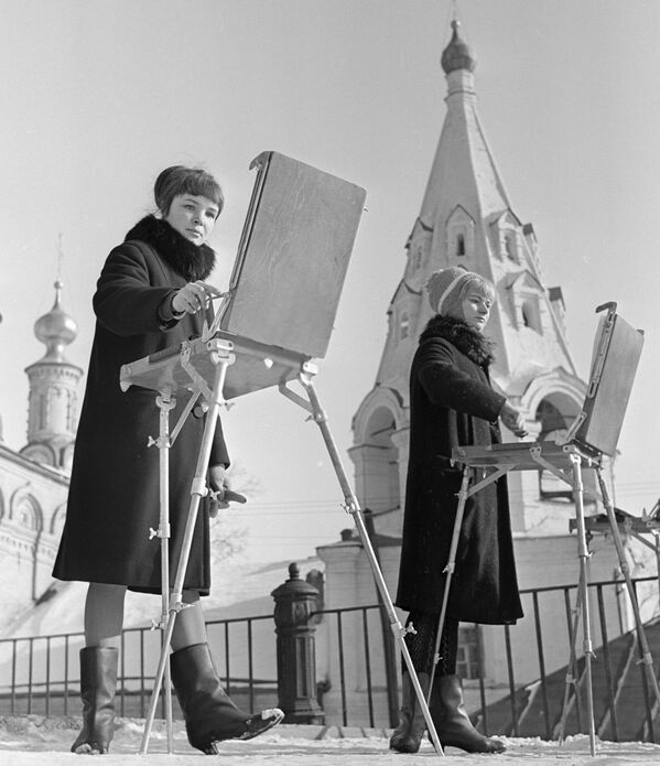 艺术学院的大学生们正在画梁赞的克里姆林宫，1967年 - 俄罗斯卫星通讯社