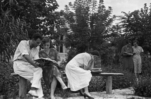 杜尚别的大学生们正在准备考试，1939年 - 俄罗斯卫星通讯社