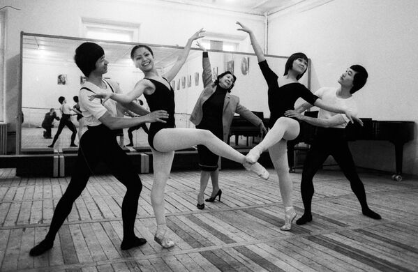 跳古典舞的越南大学生们 - 俄罗斯卫星通讯社
