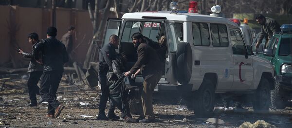 志願者和警察們正在將在喀布爾爆炸的傷者移送到救護車中 - 俄羅斯衛星通訊社