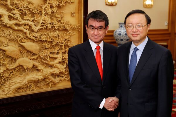 至于中日关系中的新现象,不妨看看《跨太平洋伙伴关系协定》的新动向。在美国退出该协定后,日本人实际上成了这个正在形成的集团的领导者。但它目前还在酝酿中。非常想知道,日本作为这个新的集团的现实的非正式领导者,将如何表现,以及该机制将同中国建立一种什么关系?是建设性的伙伴关系?还是相反将与其对抗? 至于中日关系中的新现象,不妨看看《跨太平洋伙伴关系协定》的新动向。在美国退出该协定后,日本人实际上成了这个正在形成的集团的领导者。但它目前还在酝酿中。非常想知道,日本作为这个新的集团的现实的非正式领导者,将如何表现,以及该机制将同中国建立一种什么关系?是建设性的伙伴关系?还是相反将与其对抗? - 俄罗斯卫星通讯社