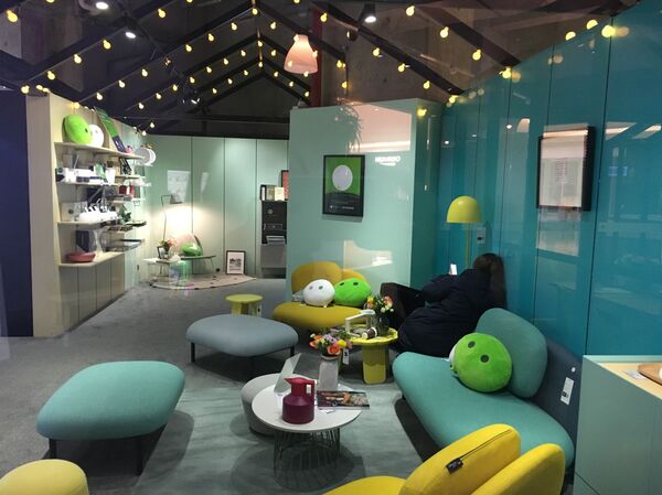 商店的商品品种倒不是很多。主要都是一些小饰物:纪念品、USB装饰灯、杯托、笔记本等。 商店的商品品种倒不是很多。主要都是一些小饰物:纪念品、USB装饰灯、杯托、笔记本等。 - 俄罗斯卫星通讯社