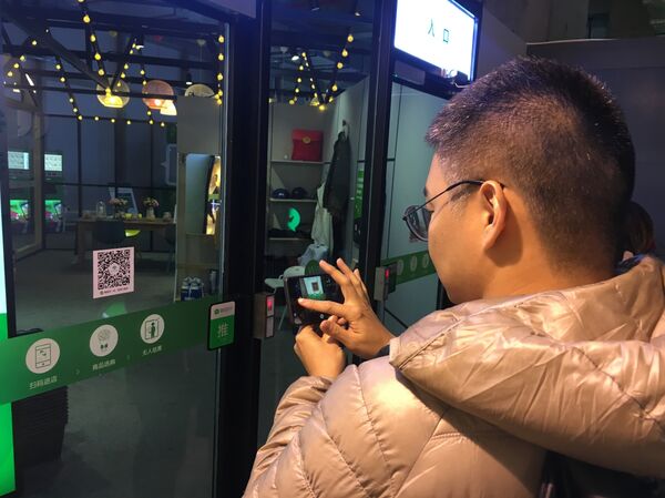 为了进入商店,需用手机扫描入口门上的二维码。这样,就可打开一个专门的微信支付标签,进而可以进行自动支付。 为了进入商店,需用手机扫描入口门上的二维码。这样,就可打开一个专门的微信支付标签,进而可以进行自动支付。 - 俄罗斯卫星通讯社