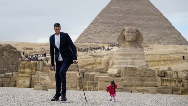 世界巨高男和袖珍女在埃及相会 - 俄罗斯卫星通讯社