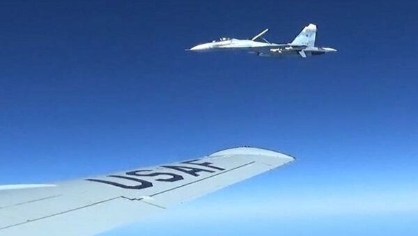 俄蘇-27攔截美海軍偵察機視頻曝光 - 俄羅斯衛星通訊社