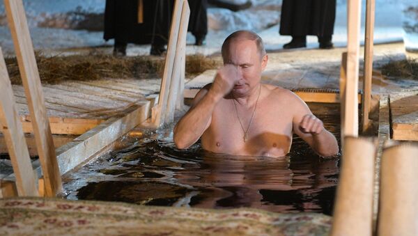普京洗礼节在冰窟中沐浴 - 俄罗斯卫星通讯社