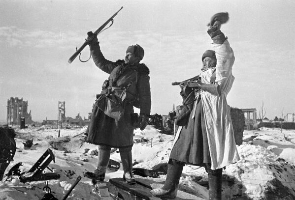 战士们庆祝斯大林格勒从德国法西斯侵略者手中解放 - 俄罗斯卫星通讯社
