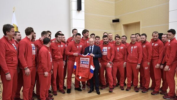 达丘克向普京赠送有俄罗斯国家冰球队队员签名的冰球衫 - 俄罗斯卫星通讯社