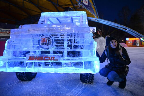 日前一輛冰制越野車行駛在俄羅斯新西伯利亞的街頭，格外引人注目。 - 俄羅斯衛星通訊社